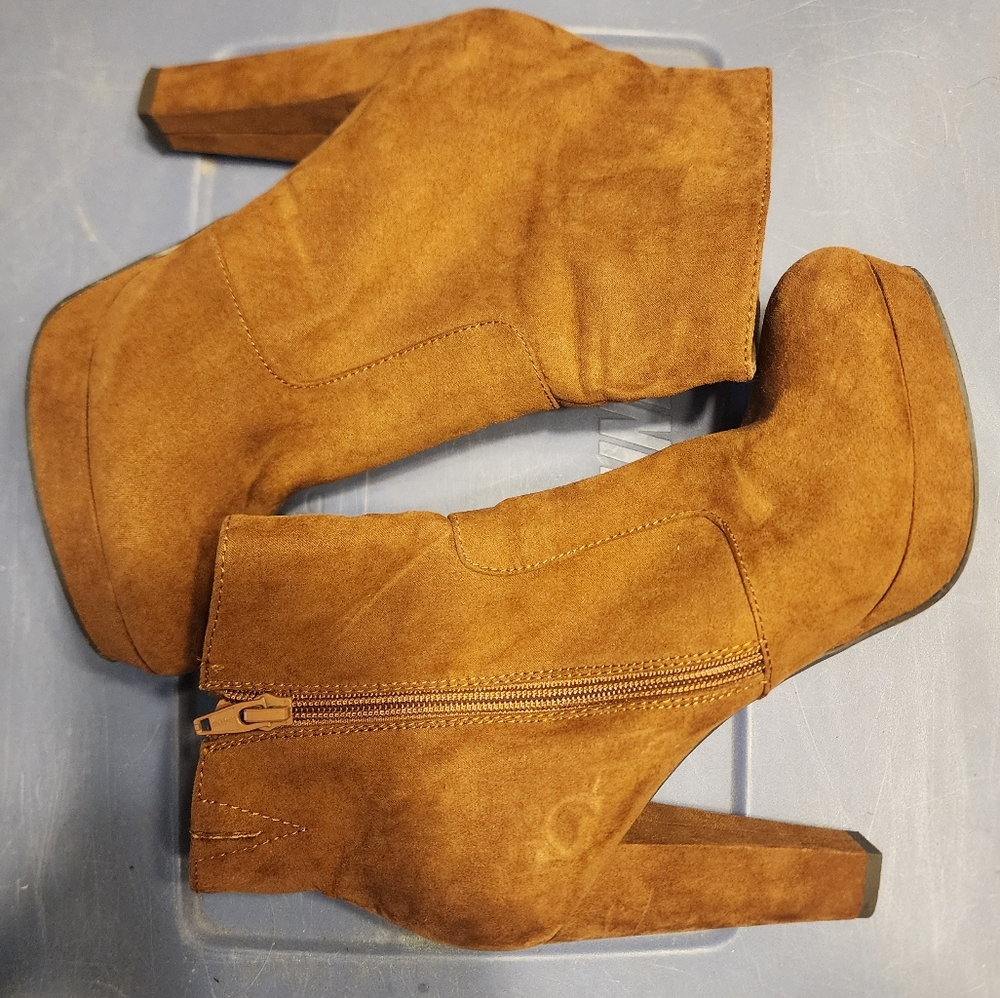 Mossimo tan suede ankle boots. EUC. Women's 8½